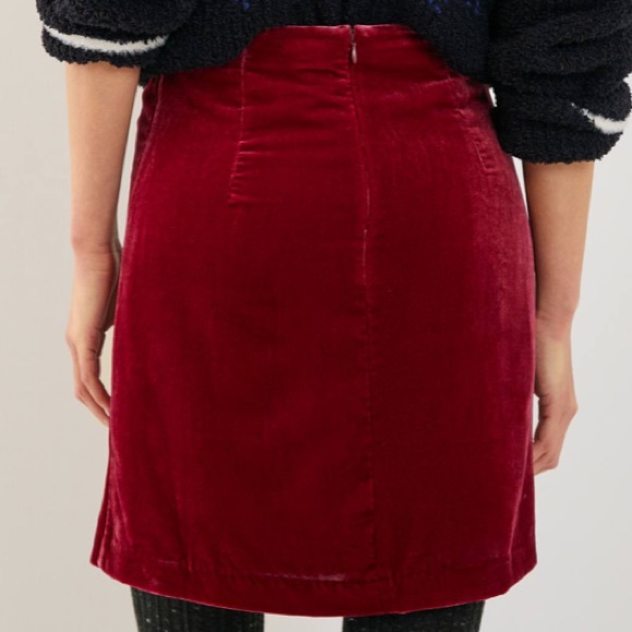 ANTHROPOLOGIE Connie Crushed Red Velvet Mini Skirt Ruched Side Slit - Picture 3 of 7